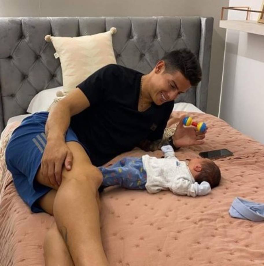Desde el nacimiento de su primer hijo varón, James ha enternecido las redes sociales publicando fotos con el pequeño, a quien decidió tener en solitario para no tener que compartir su custodia con nadie.
