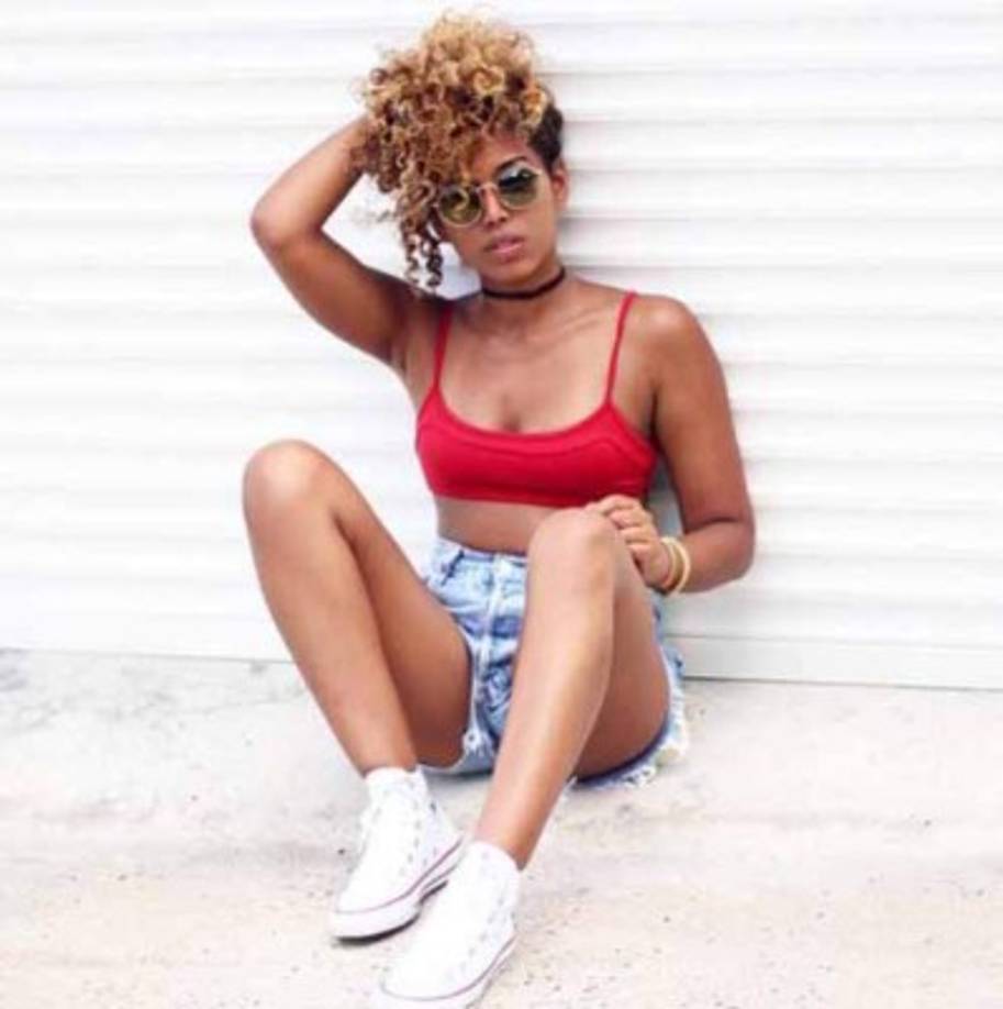 La chica posando para una revista.