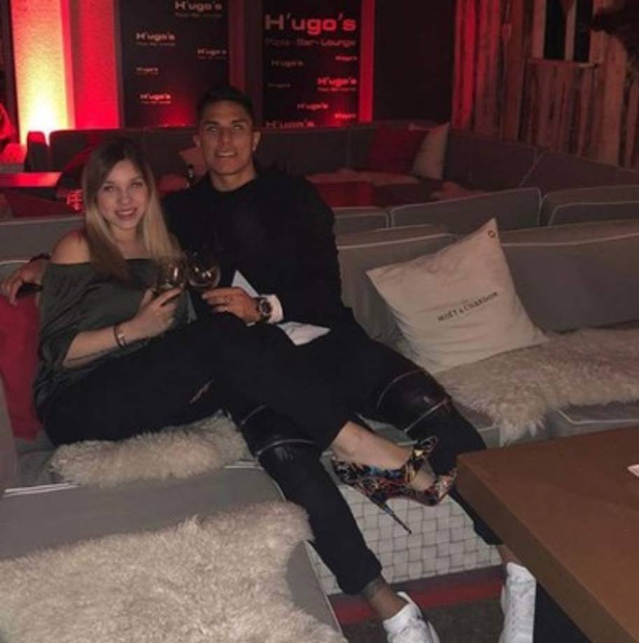 El defensor Carlos Salcedo es otro de los que aparece involucrado en la fiesta que armaron los seleccionados mexicanos. El defensa tiene su respectiva esposa.