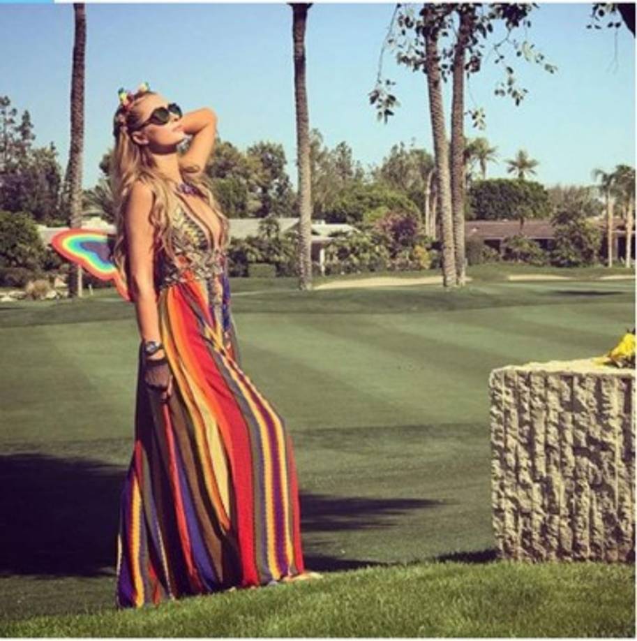 La socialité y empresaria Paris Hilton.