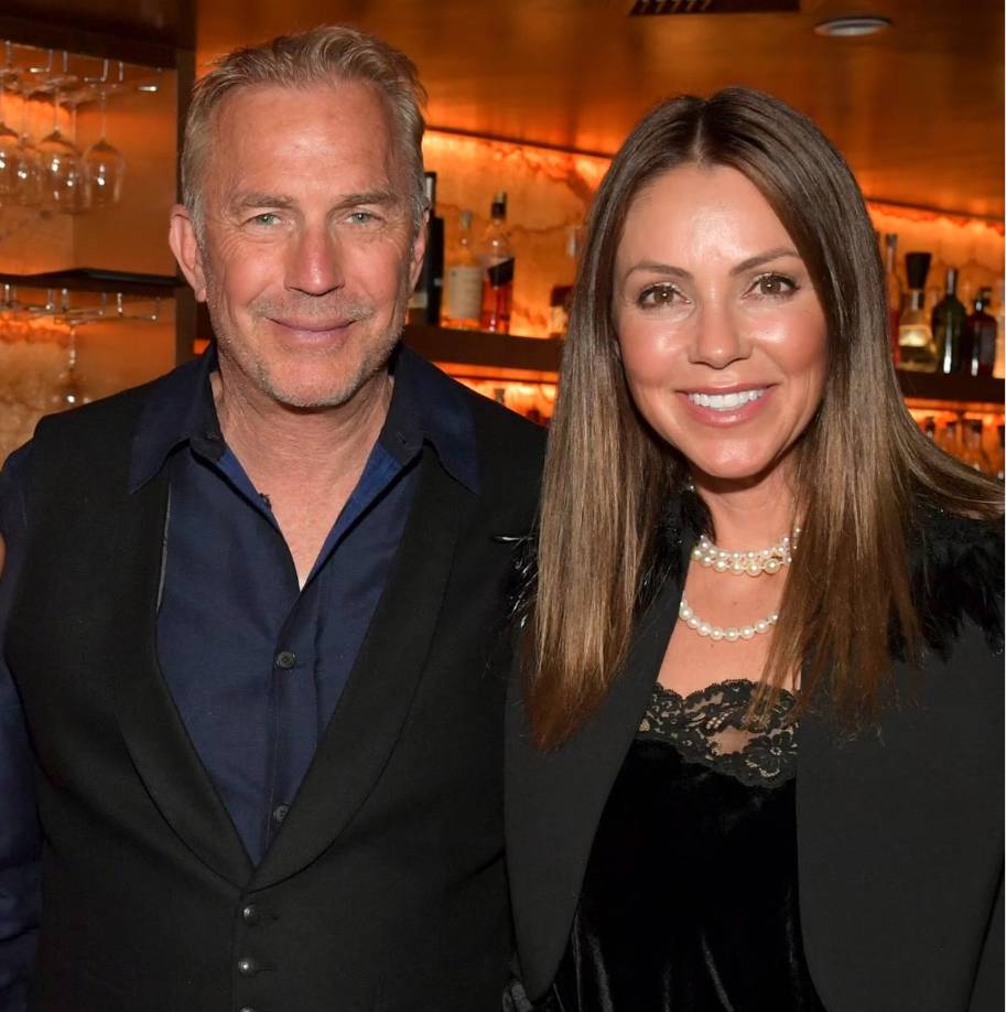 En la audiencia, un juez redujo la manutención que Kevin Costner debe pagarle a Christine a 63.209 dólares al mes. La expareja del actor pedía a 175,057 dólares mensuales. 