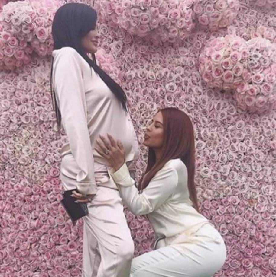 Kylie compartió imágenes de su exclusivo baby shower realizado hace un par de meses en su mansión en California.