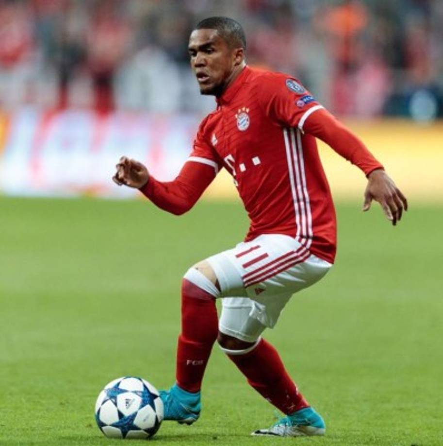 Douglas Costa es uno de los deseados del mercado. Hoy, el diario Sport asegura en portada que el brasileño es uno de los nombres que baraja el Barcelona. Pero en Italia, la Gazzetta dello Sport también anuncia que el jugador del Bayern Munich es uno de los objetivos de la Juventus. El precio rondaría los 30 millones de euros. Y la operación, según el rotativo italiano, dependería de que el conjunto bávaro lograra el fichaje de Alexis Sánchez, del Arsenal, traspaso que permitiría la salida de Douglas.