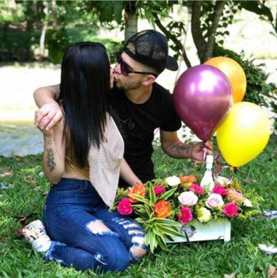 La hermosa bailarina no se quedo atrás, y agredeció a su novio por ser tan especial con ella.