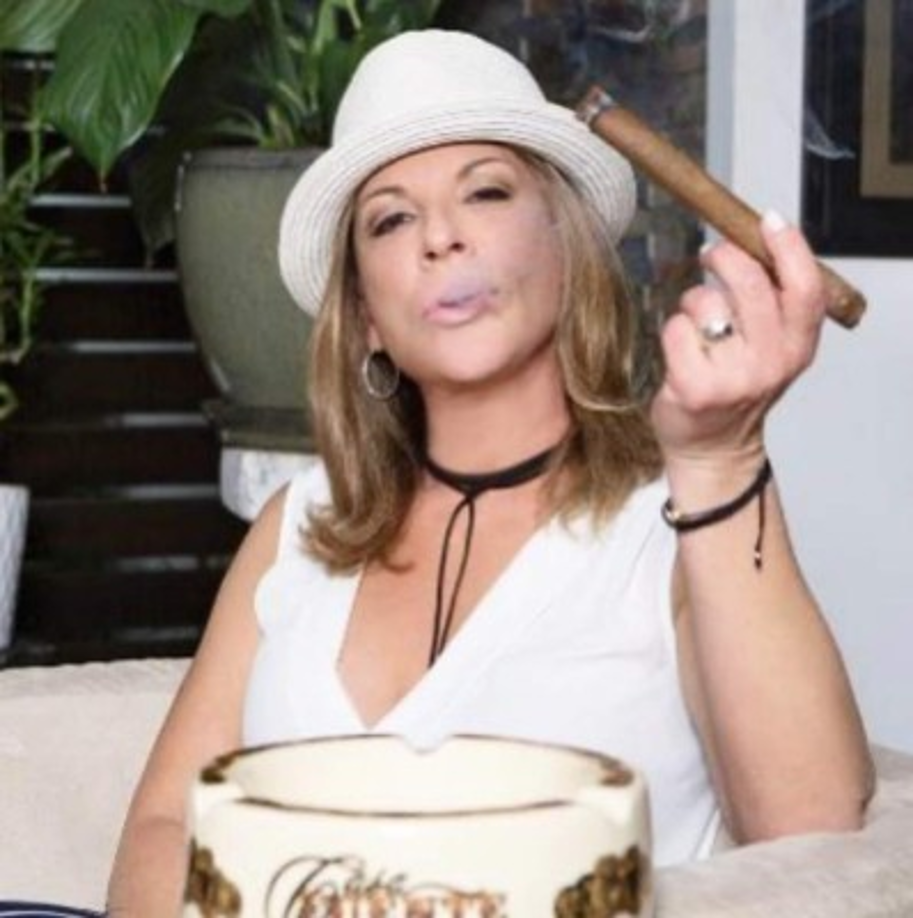 'Doctora, fumar daña la salud', 'Doctora cuídese por favor', '¡No fumes Pacientes con cáncer de mama tienen grandes posibilidades de contraer cáncer de pulmón! Te hace pésimo!' le comentaron de inmediato sus seguidores en la red social.