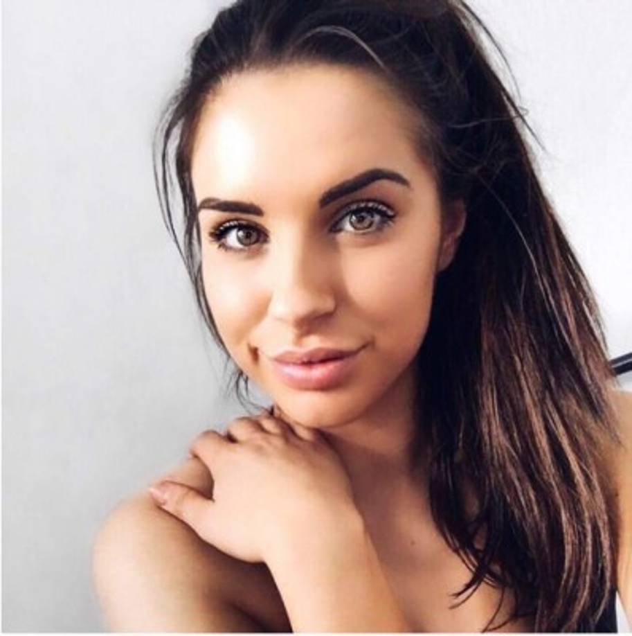 Jessica promueve una serie de productos de moda y belleza.