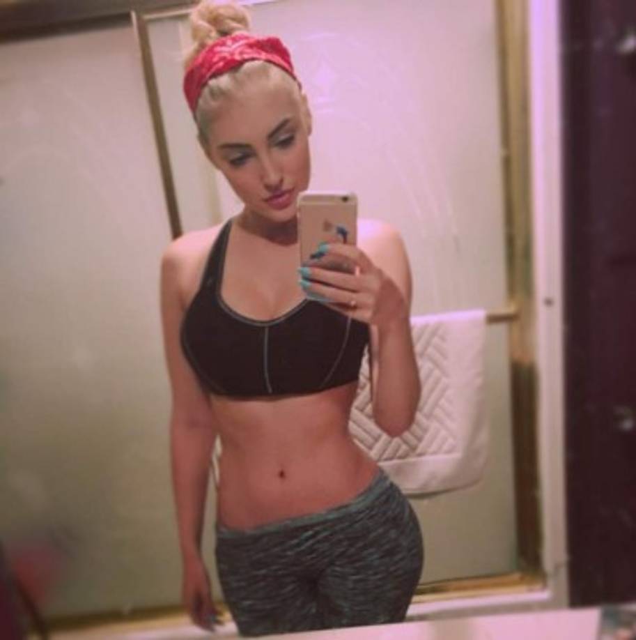 Además de su parecido con Elsa la joven es muy hermosa y realmente parece de película.