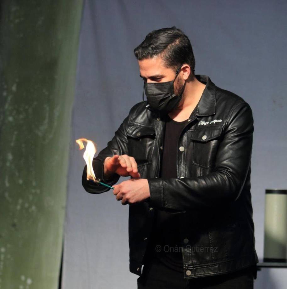 Zavala contó que mientras estudiaba también trabajaba haciendo shows de magia en hoteles, centros comerciales y empresas, para pagar gastos de la universidad y sostener a su familia.