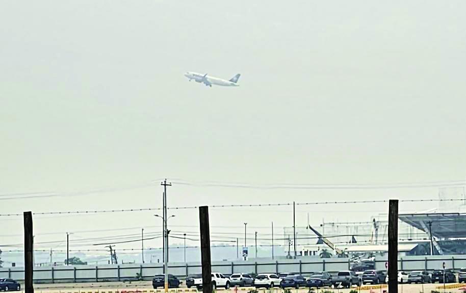 En la gráfica se observa un avión que hacía su despegue desde la terminal aérea de San Pedro Sula.