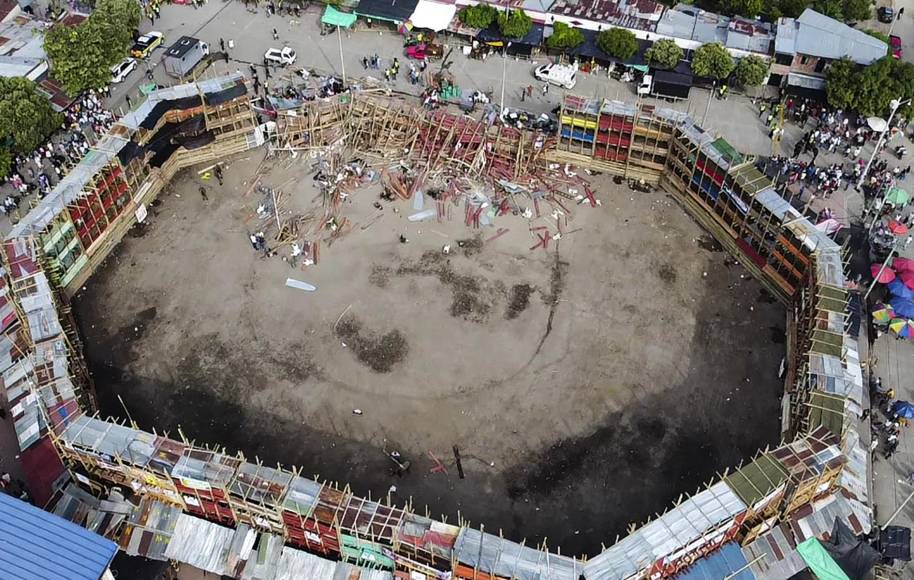 Las impactantes imágenes del desplome de varios palcos de una plaza de toros en Colombia