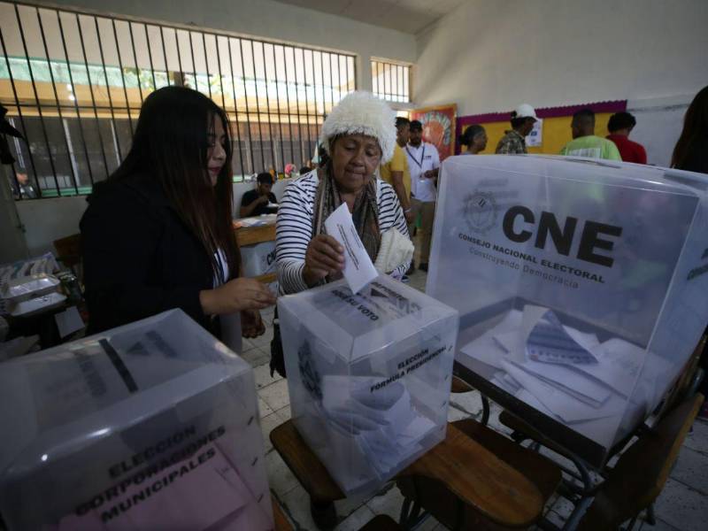 Una hondureña ejerce el sufragio en una escuela capitalina durante las elecciones primarias 2025.