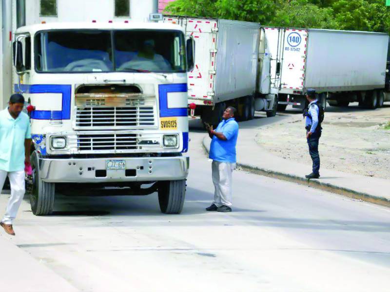 Los transportistas de carga empiezan a sentir el impacto de la aplicación de visas, al no poder ingresar a Honduras.