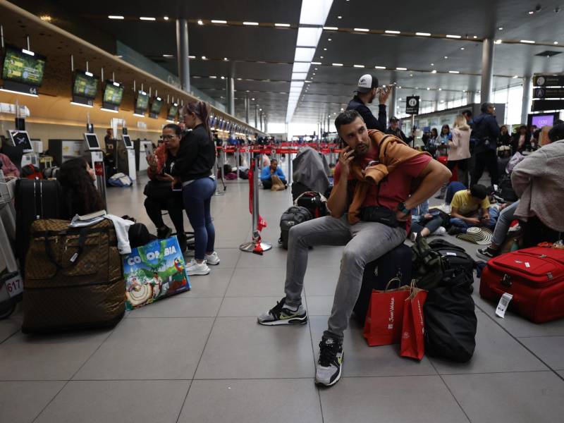 Viva Air dejó a cientos de pasajeros varados tras suspender vuelos este martes en Colombia y Perú.