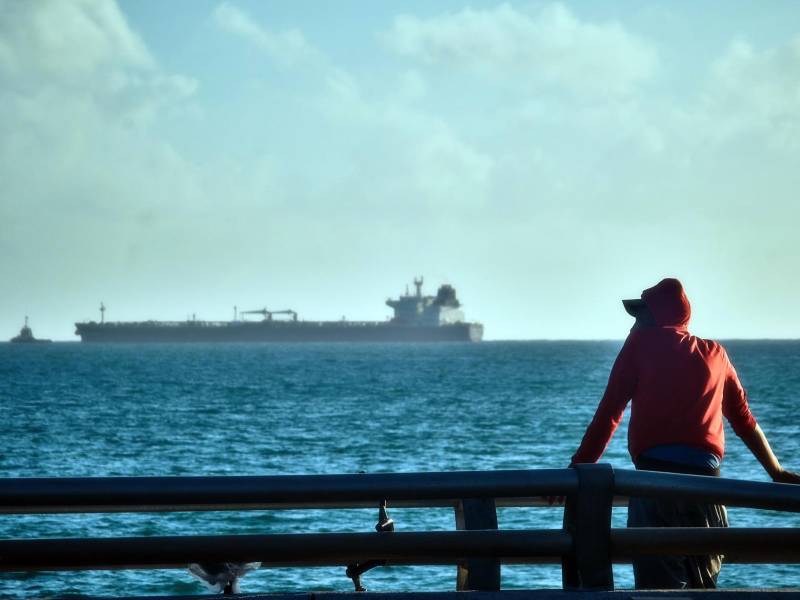 Una persona observa la entrada del buque petrolero ruso Anatoli Kolodkin este 31 de marzo de 2026, en la bahía de Matanzas (Cuba). EFE/STR