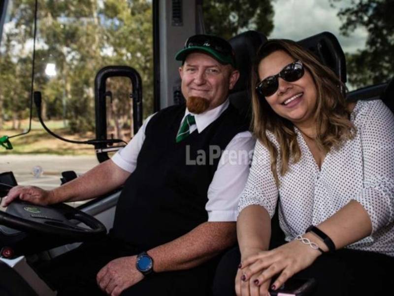 El australiano Nathan Blackler con nuestra corresponsal en Australia, la periodista Aleyda Alvarado.