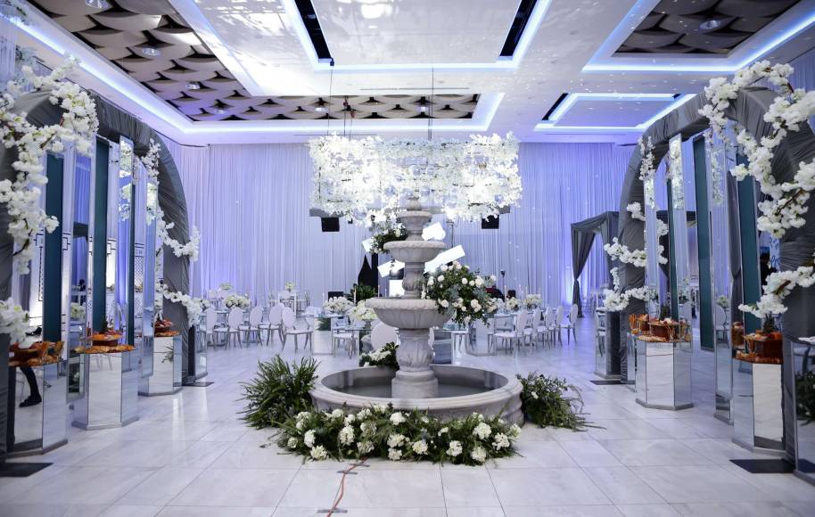 La decoración del salón fue espectacular, cada detalle se combinó a la perfección con el romanticismo que habitó en el lapso de la boda. 