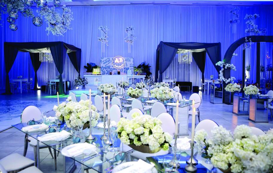 Los arreglos florales en color blanco, más los detalles en color plateado realzaron el lugar. 