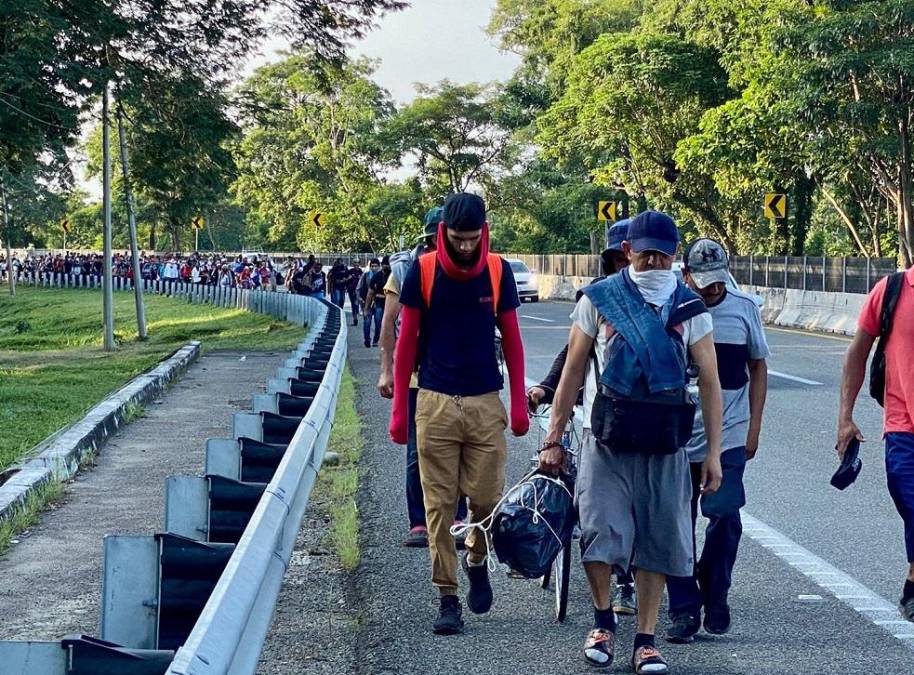 La mayoría de los viajeros denuncian una nula atención de las autoridades mexicanas para cumplir trámites en el país y algunos, con más de un año en Chiapas, salieron al camino como respuesta a la política de contención que el Gobierno ha desplegado en la ciudad de Tapachula, en la frontera con Guatemala.