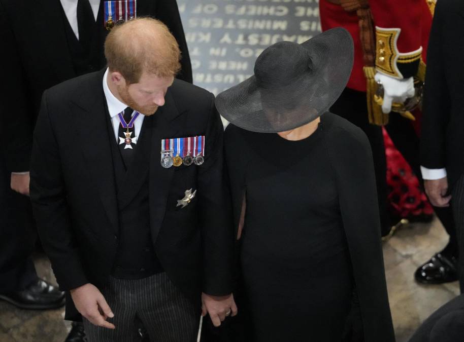 En un momento de la ceremonia, Meghan fue captada limpiándose una lágrima. La imagen se viralizó en redes sociales donde los detractores de la duquesa la acusaron de actuar en el funeral tras haber lanzado duras acusaciones contra la familia real durante una entrevista con Oprah.