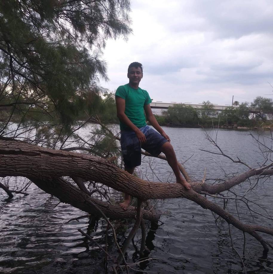 Juan Carlos González dice que le envió 400 dólares a los secuestradores en México. El padre dice que guardó los recibos para comprobar su historia.