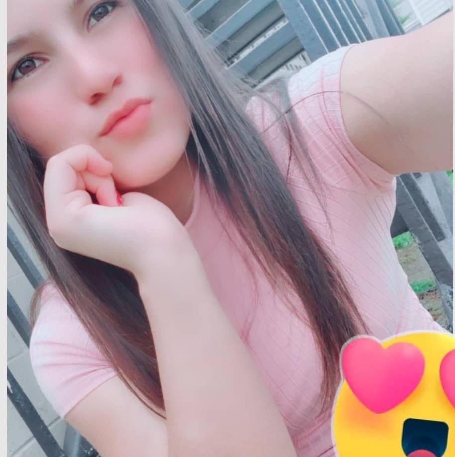 Su piel brilla con vitalidad, reflejo de su buena alimentación y hábitos saludables. 