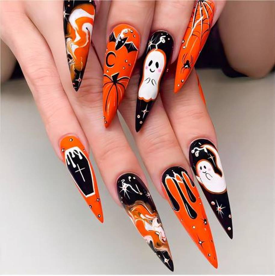 Uñas limadas en pico: un toque dramático y seductor.Una de las tendencias que seguirá dominando esta temporada es la de las uñas limadas en pico o en forma de ‘stiletto’. En Halloween, esta manicura toma un giro más oscuro y tenebroso, inspirada en personajes como vampiros y brujas o en personajes ficticios asociados a esta temporada como maléfica o Morticia Adams. La longitud y forma de las uñas en pico permiten que sean el lienzo perfecto para una amplia gama de diseños.