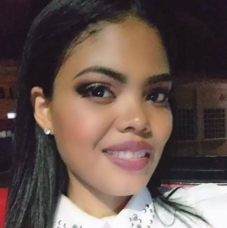 Rixy Ponce era una madre soltera que deja tres hijos menores. Hace unos años trabajó en una radio local como comunicadora social.La joven era muy activa en redes sociales y tenía muchos seguidores, en donde mostraba sus atributos físicos en bailes.