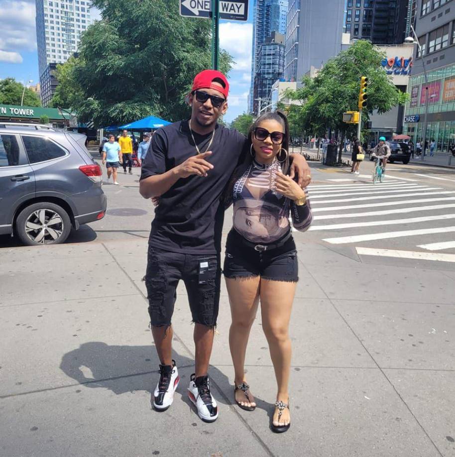 Al salir a verificar, Carter descubrió que se trataba de su esposo. Intentó despertarlo llamándolo y tocándole el hombro, pero no obtuvo respuesta. Ante la situación, de inmediato contactó a los servicios de emergencia. 