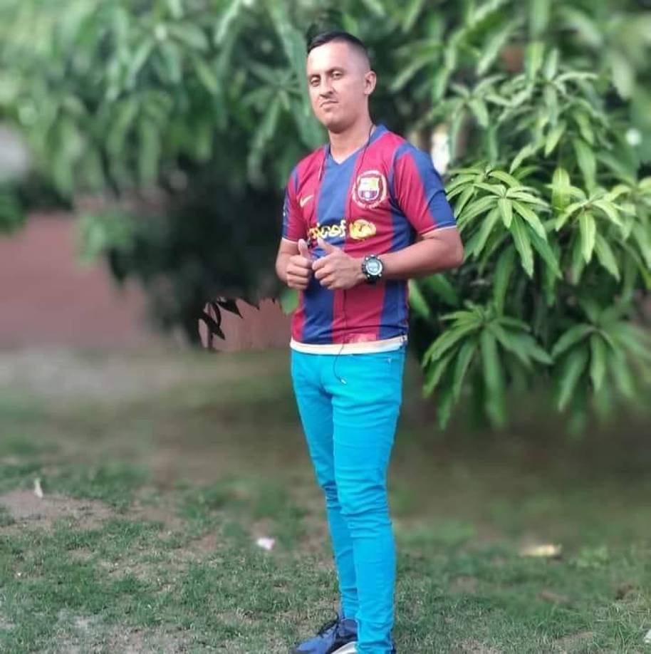 Rony es un joven mesero de 32 años que vive en Santa Bárbara.