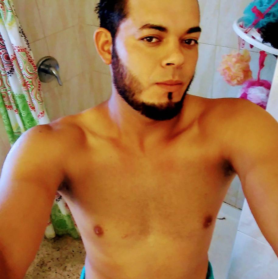 Según el Local10.com, Rigoberto comenzó a forcejear su la dama y luego intentó estrangularla a golpes. 