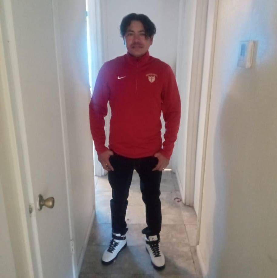 Familiares y amigos de Javier Alexander Alvarado Espinoza confirmaron que el hondureño de 39 años tenía tres años y medio de haberse ido a Estados Unidos en busca de una mejor vida para su esposa y sus padres.