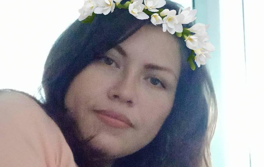 De forma preliminar se indica que un taxi les quitó el derecho de vía e impactó con la pareja.