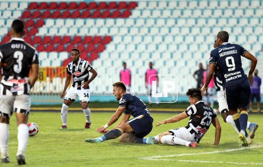 El defensa del Tauro FC, Jan Vargas, le comete una falta penal a Raúl Marcelo Santos de Motagua.