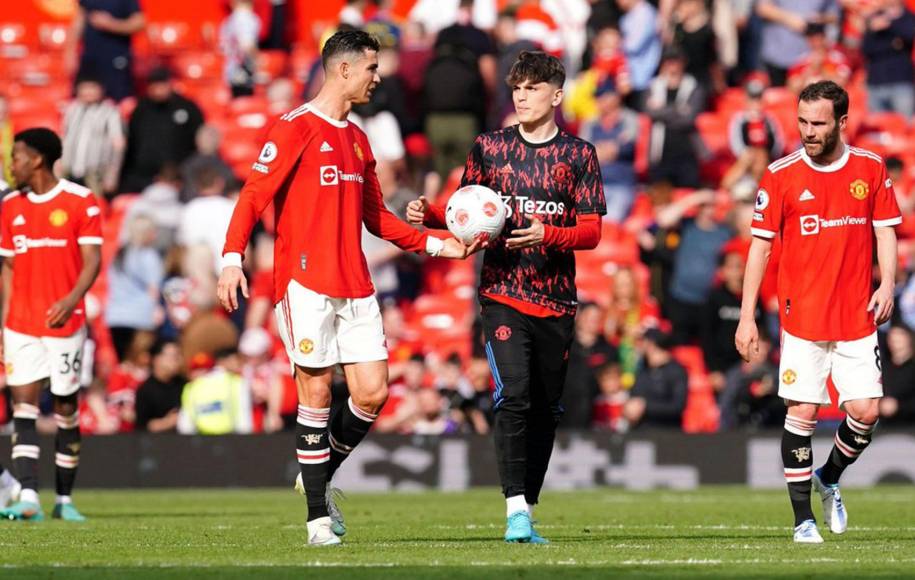 Alejandro Garnacho, de 17 años, nacido en España pero con raíces argentinas y fue recientemente convocado por Lionel Scaloni a la Albiceleste, no pudo hacer su debut oficial como profesional pero se llevó un lindo premio: la pelota con la que Cristiano llegó al 60° triplete de su carrera.