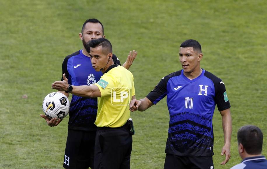 Alfredo Mejía y Kevin López le reclaman al árbitro estadounidense Armando Villarreal.