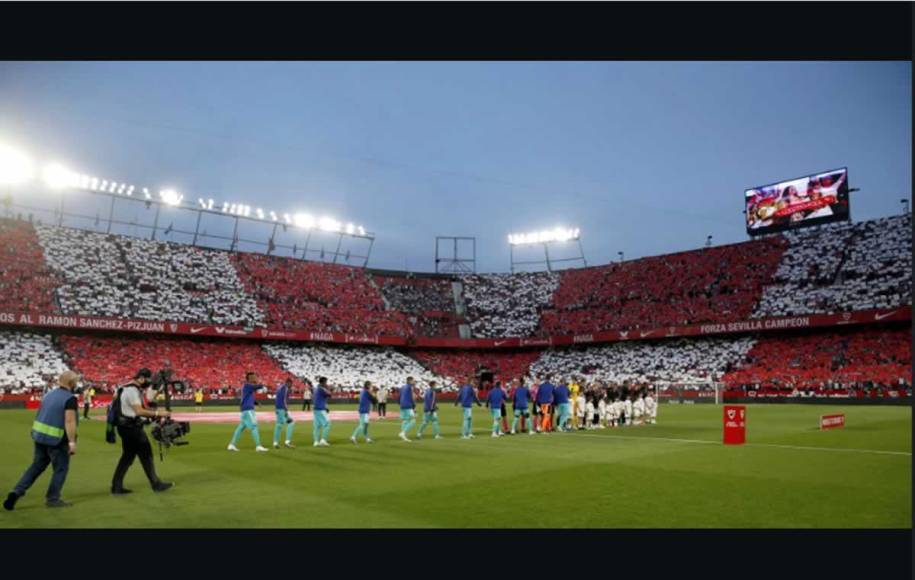 La salida de los equipos de Sevilla y Real Madrid a la cancha del estadio Ramón Sánchez-Pizjuán.