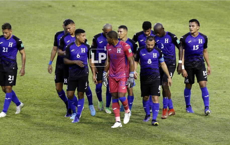 Los jugadores de la Selección de Honduras, tristes y cabizbajos por la derrota contra México.