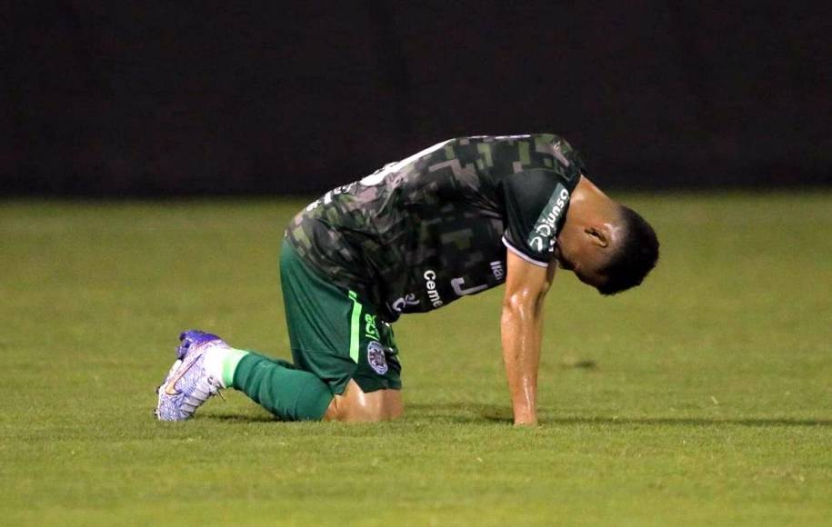 El mediocampista del Marathón, Damín Ramírez, terminó de rodillas tras la eliminación ante Olimpia.