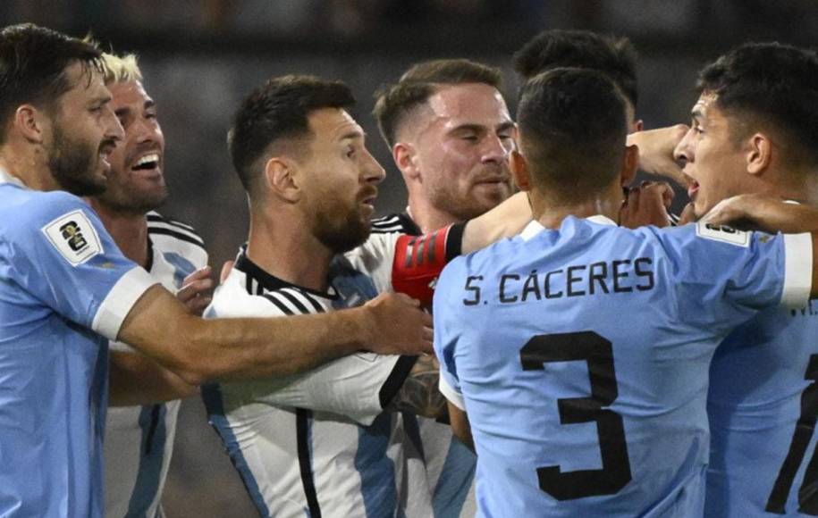 Messi estaba enfadado y defendió a su compañero Rodrigo de Paul. 
