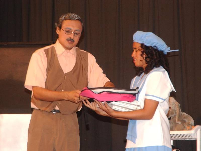 Escena de la obra “Sara y los Títeres” en una de sus presentaciones previas.