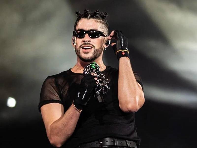 A pesar de que la estrella musical siempre se ha caracterizado por sus tenis y ropa holgada, también sabe presentarse a galas con trajes de etiqueta de colores sobrios o vibrantes. Ha sido imagen de marcas de lujo y hasta ha incursionado como diseñador de calzado.