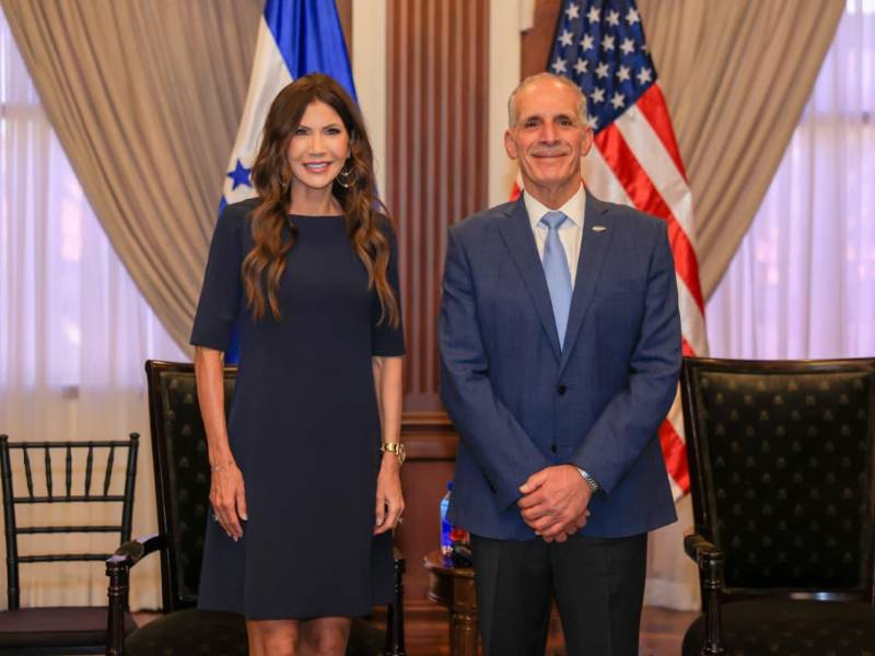 El presidente de Honduras, Nasry Asfura, recibió en Casa Presidencial a Kristi Noem, representante del Escudo de las Américas.