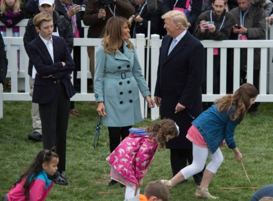 Melania y Trump lucieron sonrientes en el evento, pese al escándalo desatado la semana pasada tras las declaraciones de una actriz de cine para adultos sobre una supuesta infidelidad del magnate.