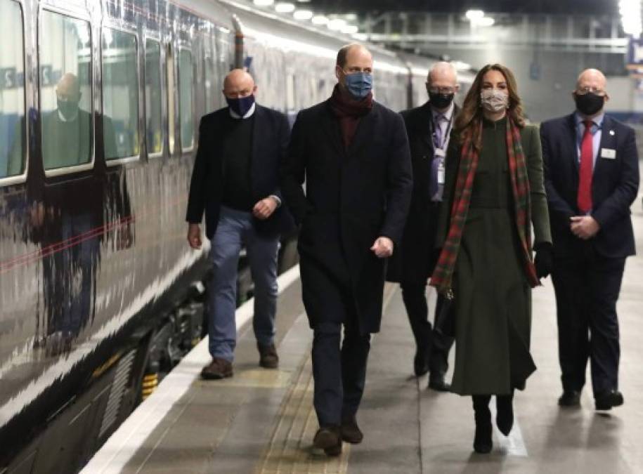 El príncipe William y Kate Middleton realizan su primera gira en el tren de Isabel II