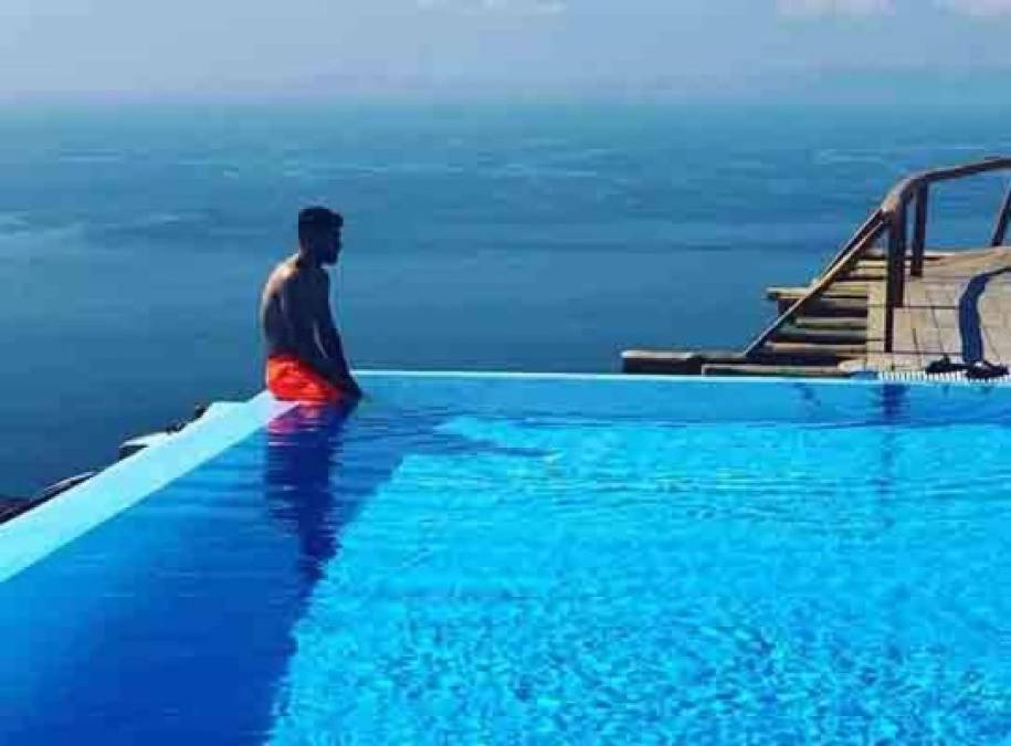 Kun Agüero disfruta de sus días libres en la isla griega de Mikonos, donde se filmó bailando junto a varios compañeros del Manchester City.