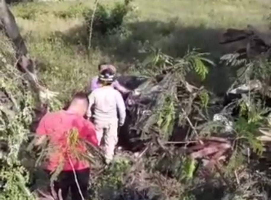 Parientes llegaron al lugar del accidente para reconocer los cuerpos de los fallecidos. 