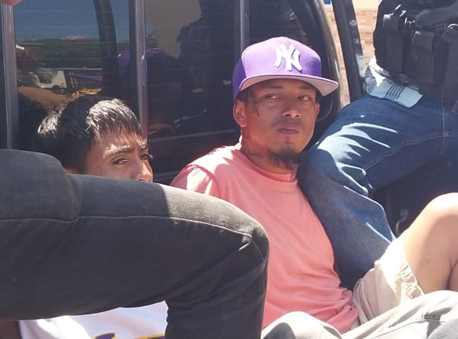 Rostros de los dos jóvenes detenidos, quienes presuntamente pertenecen a la Pandilla 18.