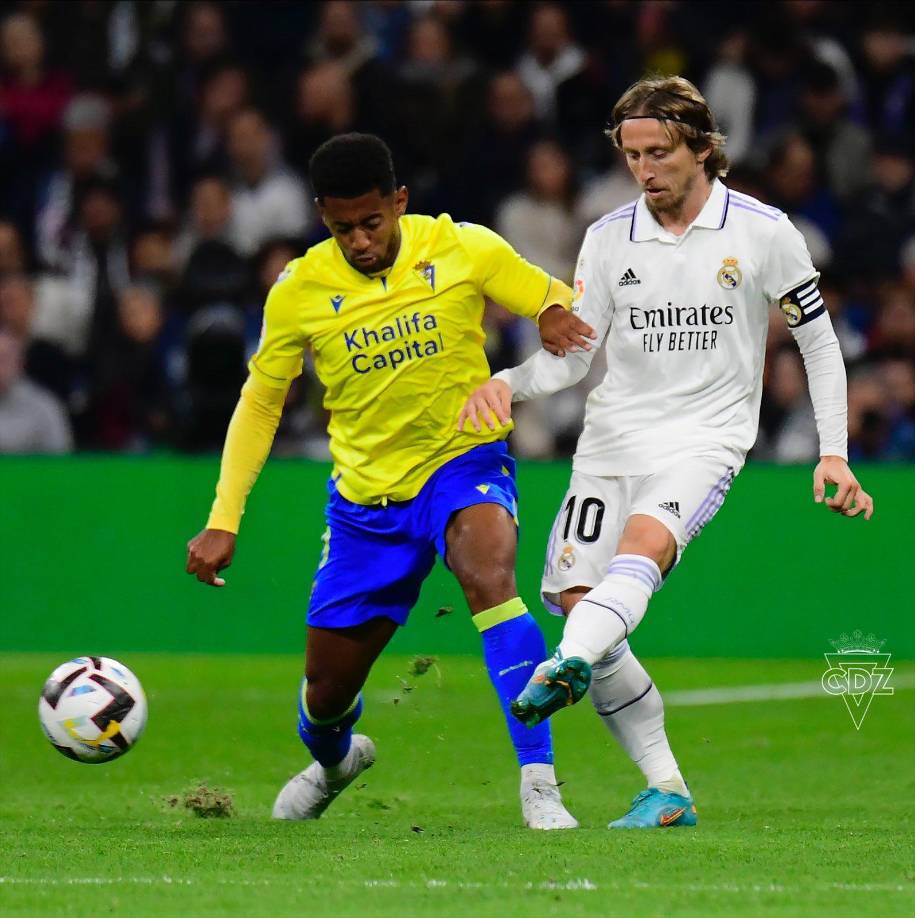 ‘Choco‘ Lozano disputando el balón con el croata Luka Modric.