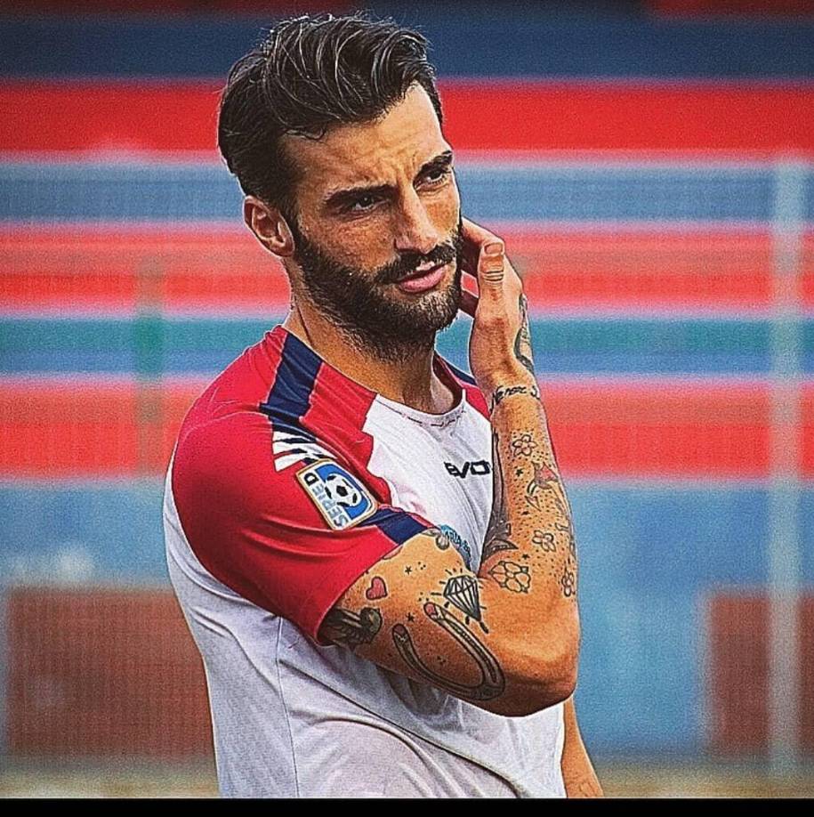 Si bien los vecinos llamaron a la Policía al escuchar los gritos, el primero que llegó a la escena del crimen fue un menor de edad. El sitio italiano FanPage reveló que el niño, cuyo padre era vecino de la víctima, se horrorizó al ver la sangre desparramada. 