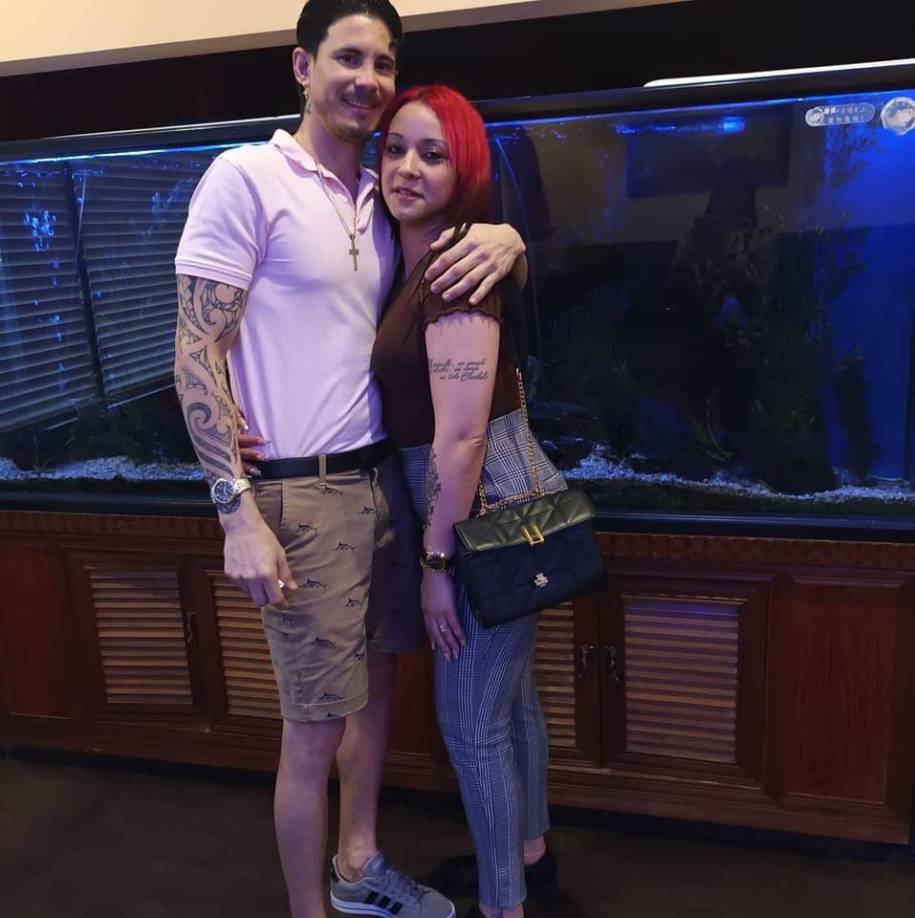 El agresor y exesposo de Indira, Marcelino Fonseca, también de nacionalidad cubana, residía con ella en el complejo de apartamentos Los Bomberos, en el mismo lugar donde ocurrió el crimen.